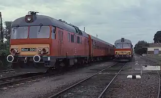 Zwei MDmot mit Wageneinheiten im Jahr 1996 in Nagykereki