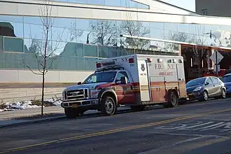 Haz-Tac-Ambulances haben vorne ein großes Zusatz­fach für Schutz­aus­rüstung