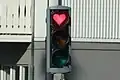 Ampel mit Rotlicht in Herzform