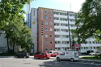 Ein Hochhaus der Parksiedlung am Burgplatz mit der Heizzentrale (links)