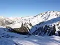 Blick vom Muttjöchle: Burtschakopf (dunkel) links der Mitte, Ameisenspitze (2589 m) rechts oben, Wasserstubental teils im Schatten.