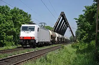 Auf Crossrail Italia zugelassene Lokomotive des Typs Traxx 2E passiert die Dreigurtbrücke