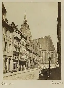 Marktstraße 1872, links die später für Straßen­durch­bruch und neuen Rat­haus­flügel abgebrochenen Nachbarhäuser