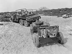 Ein Morris CDSW zieht ein Achtzehnpfünder-Geschütz.