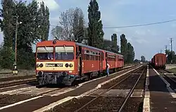 Triebwagen im Bahnhof Ohat-Pusztakócs