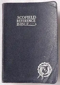 Hochwertiges Cover gemustert und in schwarz von vorn mit Namen der Bibel und unter rechts ein Siegelaufdruck.
