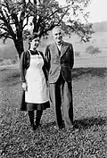 Kunstmaler-Ehepaar Albert (1885–1948) und Hanna (1901–1945) Schweizer-Martignoni; um 1939 in Bärenwil BL. Verheiratet 1939, geschieden 1945.