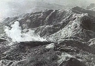 Ein australischer Lockheed Hudson überfliegt das brennende Mindelo