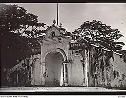 Das Tor des zerstörten Militärpostens (1946)