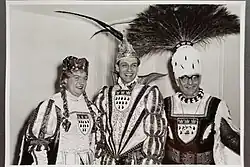 Kölner Dreigestirn der Karnevalssession 1945/55 mit Prinz Alfred Neven Du Mont, Bauer Hans Borgel und Jungfrau Günther Balve. Historisches Foto von 1955.