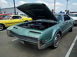 Toronado mit geöffneter Motorhaube