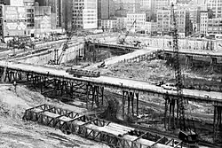 April 1968: Baugrube, Tunnel­röhren teil­weise frei­gelegt. Cortlandt Building links hinter Altbauten ansatz­weise zu sehen.