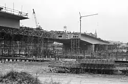 Brückenbau vom Altstädter Elbufer aus gesehen (1970)