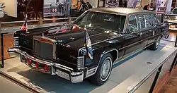Staatskarosse auf Lincoln-Continental-Basis in verschiedenen Ausführungen: in einer an die Modelljahre 1975 und 1976 angelehnten Version bei der Amteinführung von Ronald Reagan 1981 (links) und in der letzten Version im Stil der Serienmodelle ab 1977 (rechts)