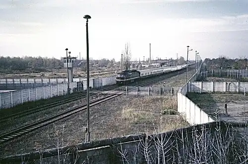 Transitzug aus Hamburg durchfährt die Grenzanlagen am Bahnhof Staaken, 1986