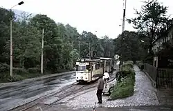 Endstelle mit Umsetzgleis Jena Ost der Linie 2, der angekommene Triebwagen steht im Hintergrund, der des vorhergehenden Zugs hat als Stoßtriebwagen die Beiwagen übernommen, 1987