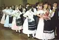 „Aufmarsch“ einer Neubeschenowaer Trachtentanzgruppe, 1988