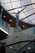 Skulptur mit Lichtbogen im Haas-Haus 1991