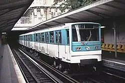 Am Bahnsteig Richtung Étoile ein Zug der Baureihe MP 73, 1994
