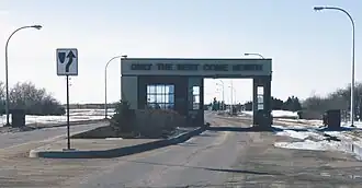 Main Gate der Air Force Base Minot mit der Beschriftung: "Only the best come north" (Nur die Besten kommen in den Norden).