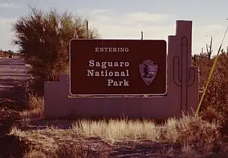Begrüßungsschild an der Einfahrt zum Saguaro-Nationalpark (1998)
