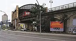 Ansicht von Westen mit S-Bahn-Zug der BR 485, 1998