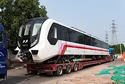 Wagen der Baureihe CCD5034 der U-Bahn Peking auf einem Tieflader zum Transport auf der Straße