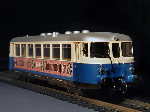 Modell eines MAN-Schienenbusses in der Farbgebung der Uetersener Eisenbahn mit authentischen Werbeflächen (VT 4 und VT 5)