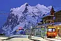 Winterabend mit Zug der Wengernalpbahn und Wetterhorn im Hintergrund