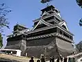 Der Inui-Turm (links) der Burg Kumamoto vor …