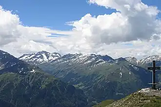 Am Gipfelkreuz südwärts schauend.