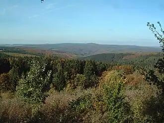 Blick vom Hühnerfeldberg im Kaufunger Wald zum Reinhardswald mit (v. l. n. r.) Ahlberg, Gahrenberg (Bildmitte) und Staufenberg