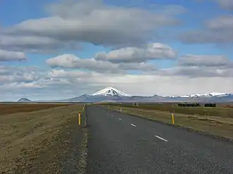 Hekla i.d. Mitte, schneebedeckte Bergkette Vatnafjöll am re. Rand