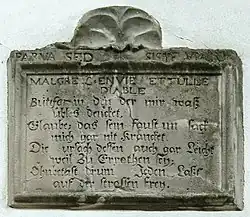 Inschrift über der Seitenpforte