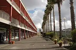 Pausenhof und Schulgebäude