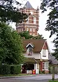 Der kleine Dorfladen, dahinter der Wasserturm