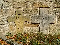 Steinkreuze in der Kirchmauer