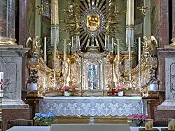 Gnadenaltar mit dem Gnadenbild der geschnitzten Pietá