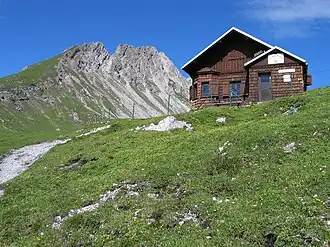 Blick über die Loreahütte auf den Loreakopf