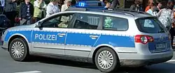 Streifenwagen VW Passat in neuer blau-silberner Farbgebung