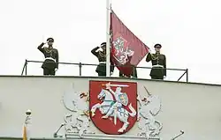 Die Präsidentenversion des Wappens, wie es auf dem Präsidentenpalast abgebildet ist, und die Flagge des litauischen Präsidenten