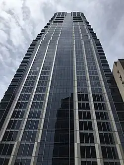 Vertikaler Blick entlang der Fassade