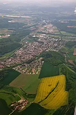 Luftaufnahme über Breitenfeld dem Hasenhof (im Vordergrund) und Blick über die Stadt Tiengen und den Vitibuck, im Hintergrund der Hochrhein mit dem Lauffen bei Ettikon und Waldshut.