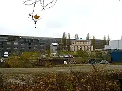 Am Pankepark mit ersten Wohnhäusern und dem Hkw