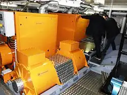 Frachtschiff Enok, Maschinenraum mit den gekapselten Dieselgeneratoren und den elektrischen Fahrmotoren