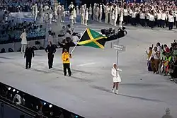 Als einziger Athlet aus Jamaika trägt Errol Kerr die Flagge des Landes bei der olympischen Eröffnungsfeier in Vancouver