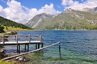 Piz Lunghin links in den Wolken, rechts davon der Piz Grevasalvas aufgenommen von Isola auf der Südseite des Silsersees.