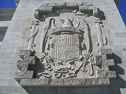 Spanisches Wappen (vor 1981) am Eingang zur Basilika