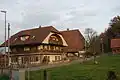 Bauernhaus (rechts) mit Stöckli im Ortszentrum