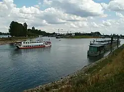 Einfahrten zu Werft- und Frachthafen. Links die Pfälzerland